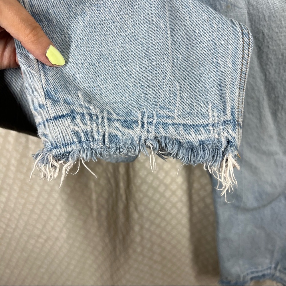 Abercrombie & Fitch Light Wash‎ Curve Love High Rise Mom Jeans - Picture 3 of 6